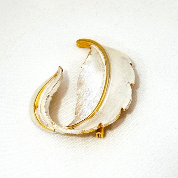 Vintage Silvery-White Brushed Enamel Leaf/Feather Brooch Signed JJ - Picture 4 of 8